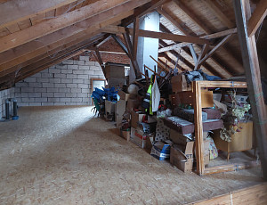 Zateplení stropu rodinného domu pomocí foukané izolace